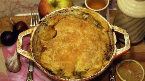 жаркое с языком и беконом под крышкой из слоеного теста сытый патрик