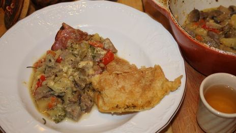 жаркое с языком и беконом под крышкой из слоеного теста сытый патрик