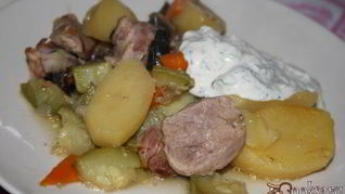 Жаркое со свининой, овощами и черносливом в беконе