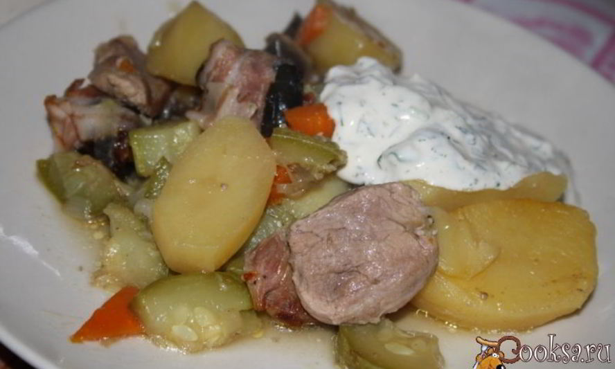 Рецепт жаркое со свининой, овощами и черносливом в беконе