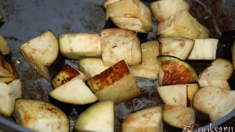 жаркое со свининой, овощами и черносливом в беконе