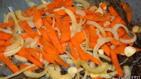 жаркое со свининой, овощами и черносливом в беконе