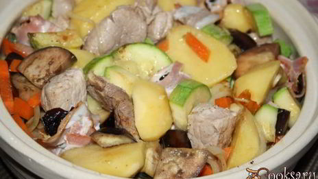 жаркое со свининой, овощами и черносливом в беконе