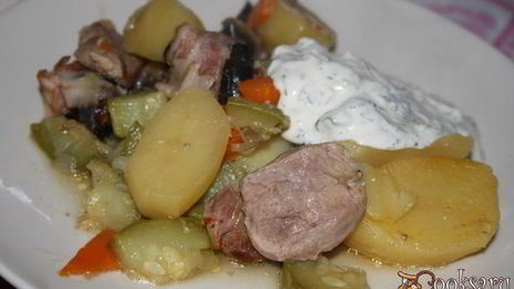 жаркое со свининой, овощами и черносливом в беконе