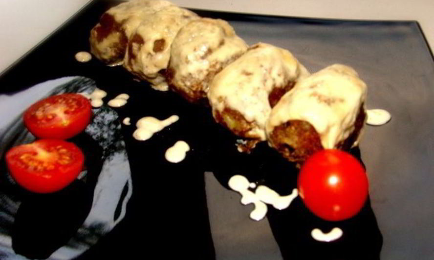 Рецепт мясные зразы с лесными грибами под сливочным соусом с сыром джюгас