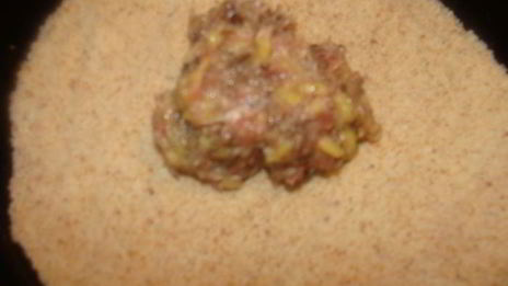 мясные зразы с лесными грибами под сливочным соусом с сыром джюгас