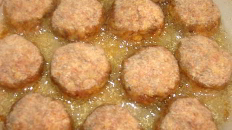 мясные зразы с лесными грибами под сливочным соусом с сыром джюгас