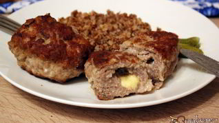 Мясные зразы с сыром и сливочным маслом