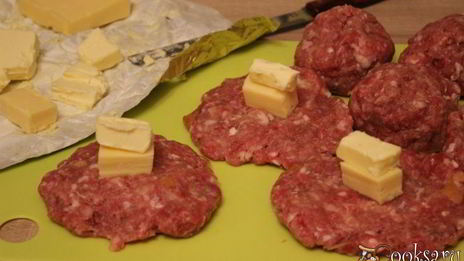 мясные зразы с сыром и сливочным маслом