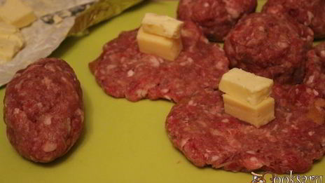 мясные зразы с сыром и сливочным маслом