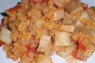 Гороховая каша с картофелем и колбасой