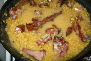 Гороховая каша с копчеными ребрышками