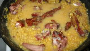 Гороховая каша с копчеными ребрышками
