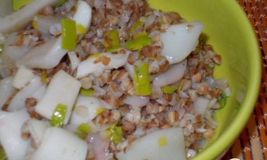Рецепт гречка с кальмарами и луком-пореем в горшочке