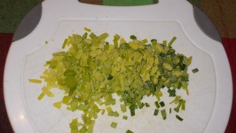 гречка с кальмарами и луком-пореем в горшочке