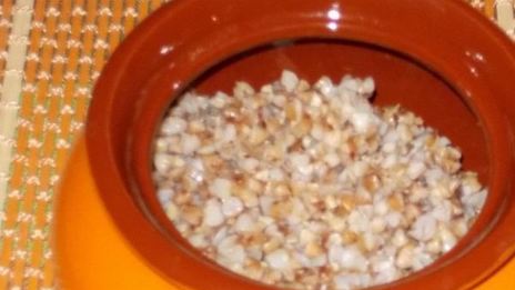 гречка с кальмарами и луком-пореем в горшочке