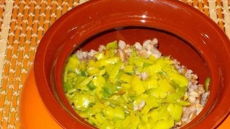 гречка с кальмарами и луком-пореем в горшочке