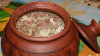 Гречка с курицей в горшочках