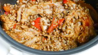 Гречка с курицей в мультиварке в томате