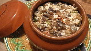 Гречка с мясом и овощами в горшочках