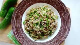 Гречка с огурцом и луком