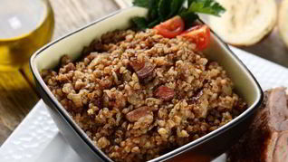 Гречка с овощами и копченостями
