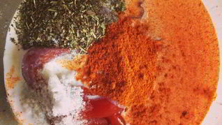 Гречка с овощами и куриное филе в остром соусе