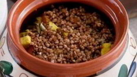 гречка с овощами и сыром в горшочке