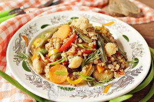 Гречка с овощами на сковороде