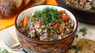 Гречка с тушенкой в сковороде