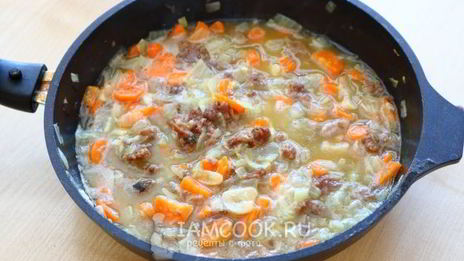 гречка с тушенкой в сковороде