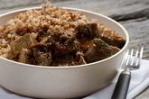 Гречневая каша с пряной говядиной и черносливом