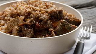 Гречневая каша с пряной говядиной и черносливом