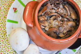 Классическая гречка с грибами в горшочке