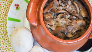 Классическая гречка с грибами в горшочке