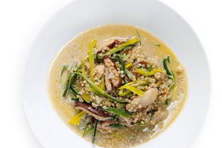 Зеленая гречка с грибами и пореем