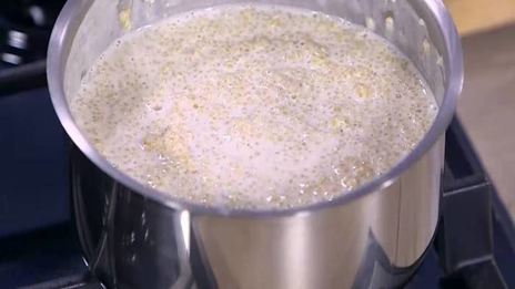 каша из киноа с орехами и сухофруктами