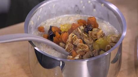 каша из киноа с орехами и сухофруктами