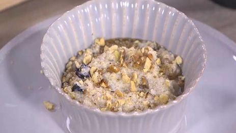 каша из киноа с орехами и сухофруктами