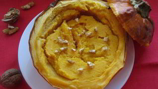 Каша из тыквы в тыквенном горшочке с грецкими орехами