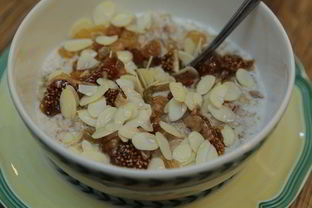 Каша с отрубями, миндалем и сухофруктами