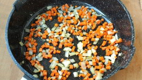 каша из красной чечевицы с морковью и изюмом