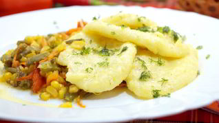 Кукурузная полента с овощами