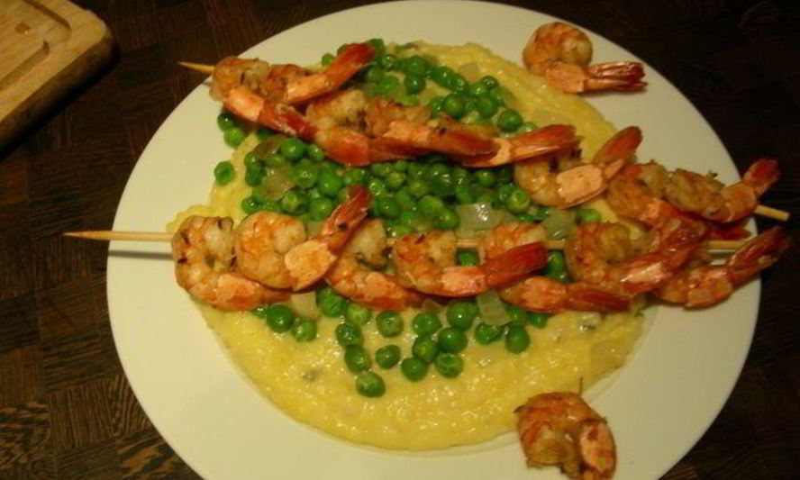 Рецепт нежная полента с хрустящим горошком и запеченными креветками