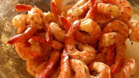 нежная полента с хрустящим горошком и запеченными креветками