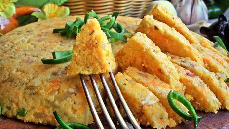 полента с беконом и овощами