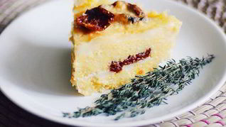 Полента с моцареллой, вялеными помидорами и пряными травами