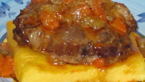 полента с мясным рагу