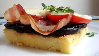 Полента с сезонными овощами и беконом