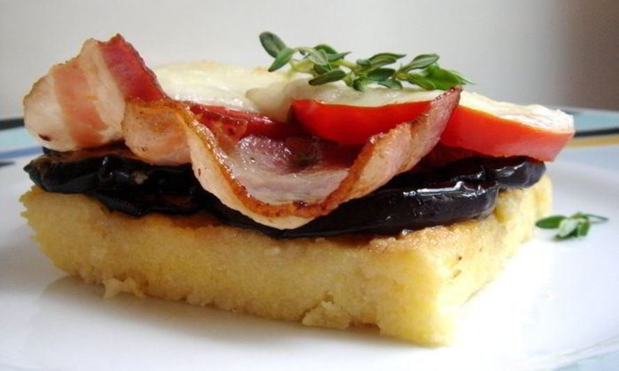 Рецепт полента с сезонными овощами и беконом